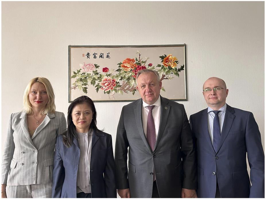 Chairman of the BelCCI Mikhael Miatlikov meets Counselor for Commercial and Economic Affairs of the Embassy of China in Belarus Ms. Wang Ruijuan Chairman of the BelCCI Mikhael Miatlikov meets Counselor for Commercial and Economic Affairs of the Embassy of China in Belarus Ms. Wang Ruijuan
