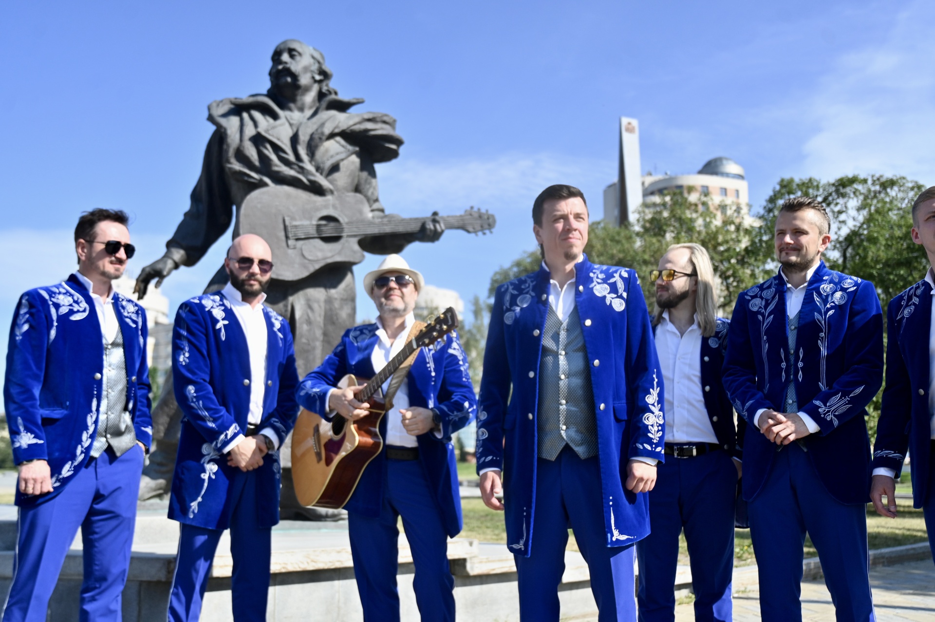 Удзельнікі ансамбля «Песняры» ўсклалі кветкі да помніка Уладзіміра Мулявіна ў Екацярынбурзе