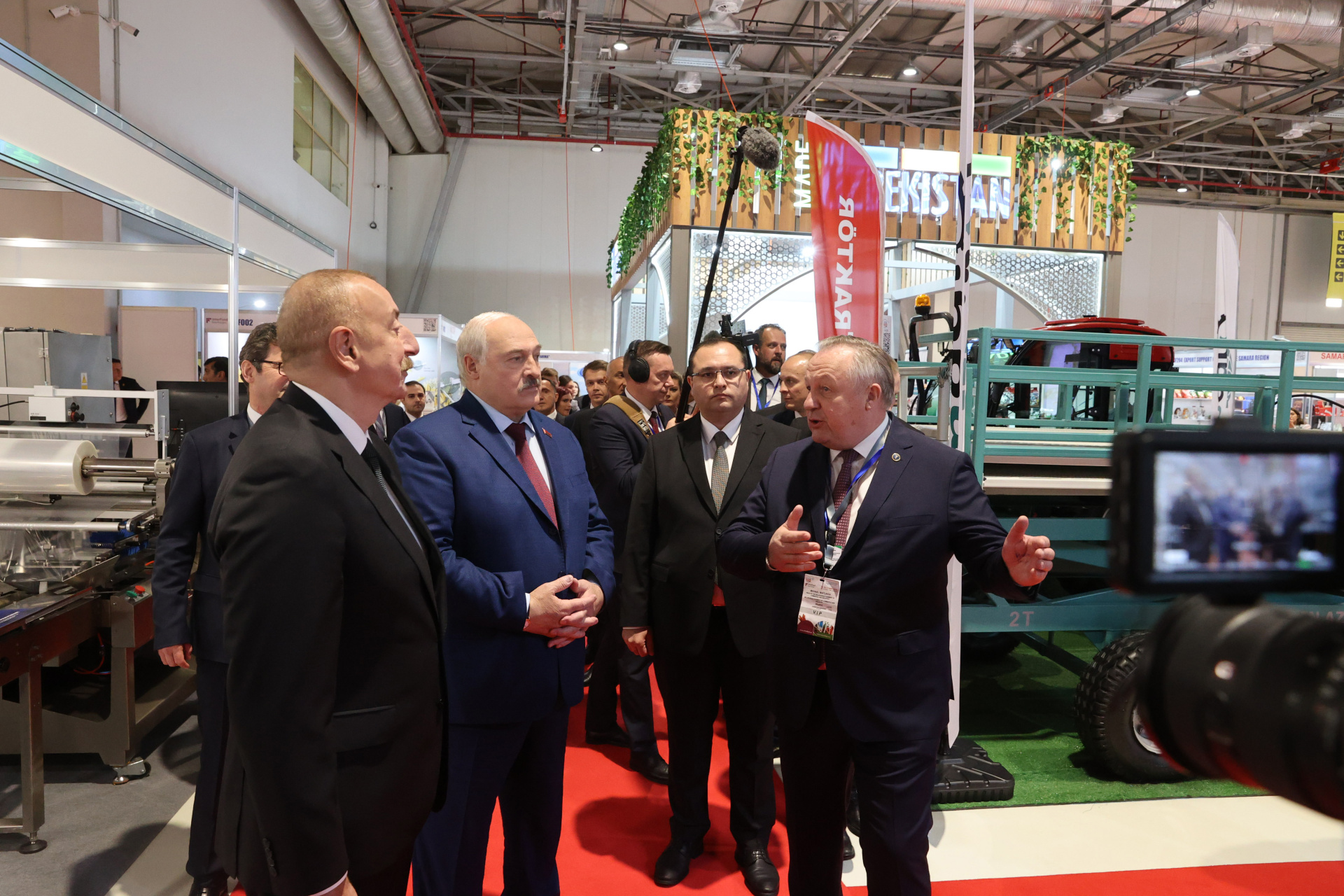 Прэзідэнты Беларусі і Азербайджана азнаёміліся з беларускай і азербайджанскай прадукцыяй на выставе Caspian Agro у Баку Прэзідэнты Беларусі і Азербайджана азнаёміліся з беларускай і азербайджанскай прадукцыяй на выставе Caspian Agro у Баку